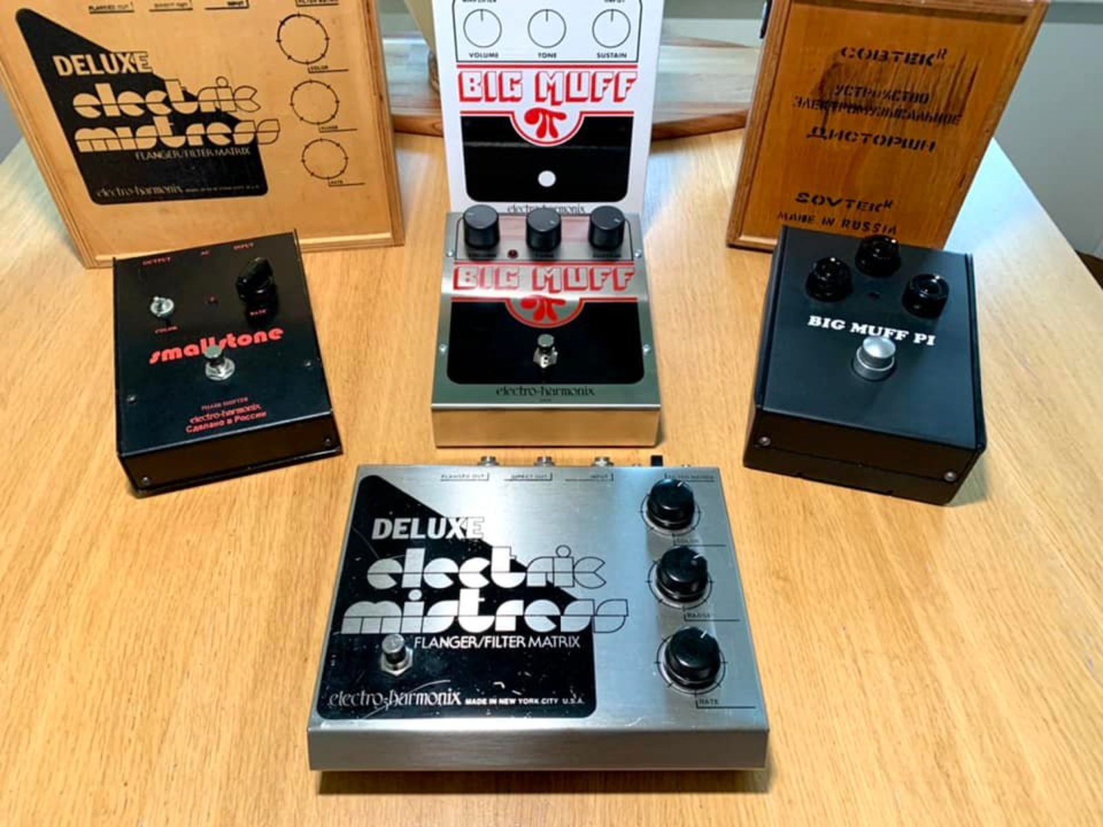 Pedalboard by 3ipol featuring Electro-Harmonix “Black Russian” Small Stone