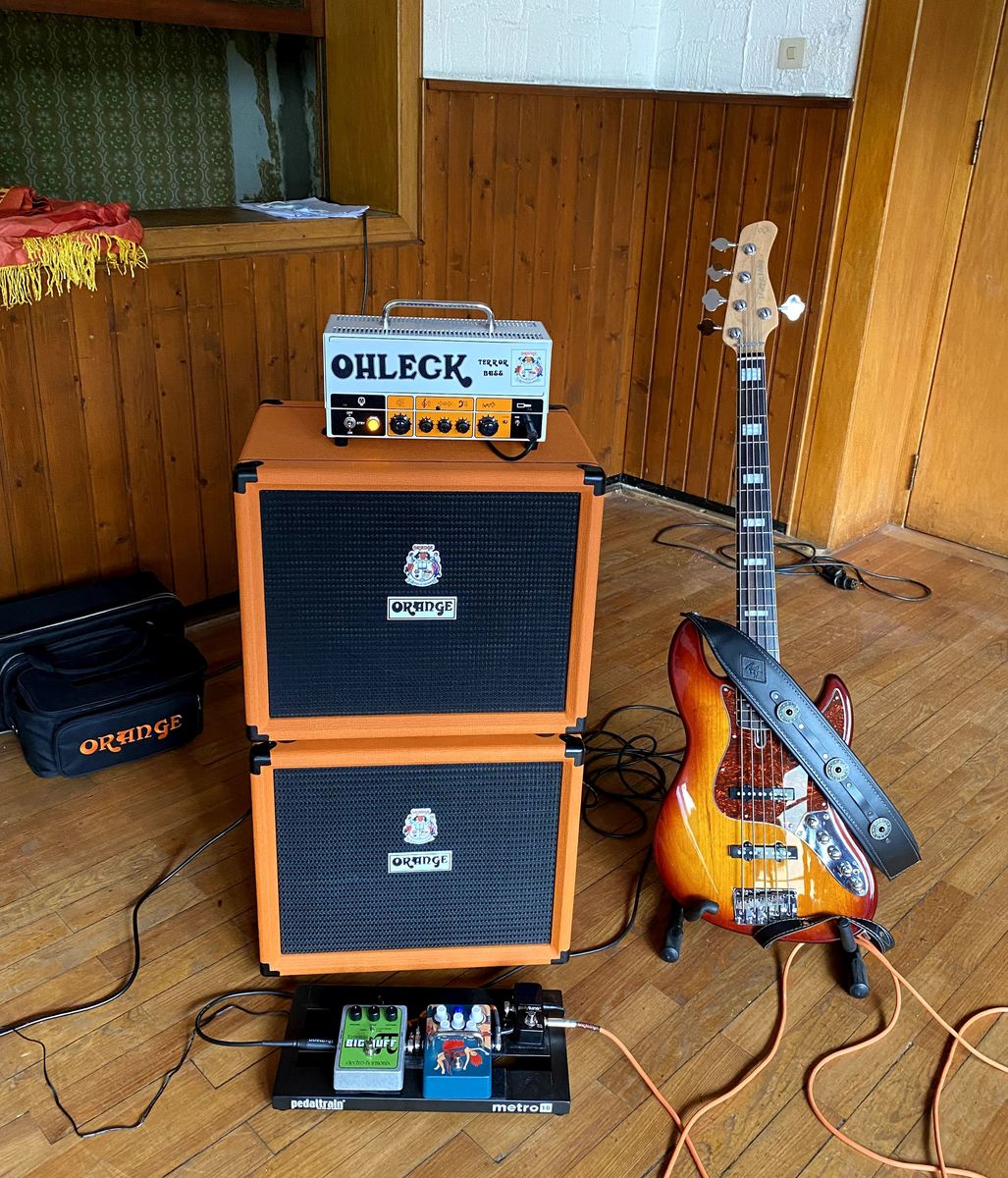 Pedalboard by oli_tc featuring Pedaltrain Metro 16, Electro-Harmonix Bass Big Muff Pi Fuzz, and Orange Amplifiers Kongpressor and 1 more piece of gear