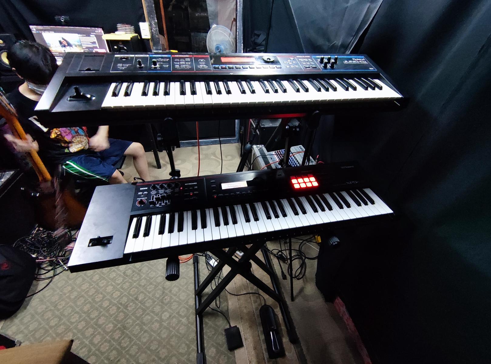 Music Gear Setup by isaacabogatal featuring Roland XPS-30 Expandable Synthesizer and Roland Juno-Di Synthesizer