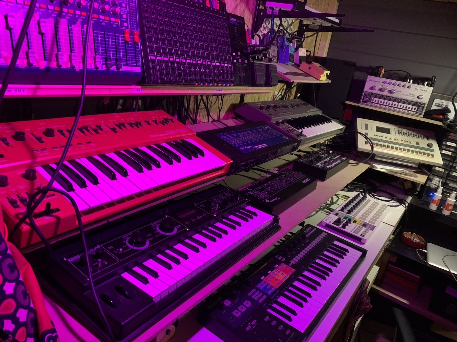 Electronic Synth Setup by ln_stw featuring Roland SH-101 Red, Roland SH-101, and DinSync Gilbert and 14 more pieces of gear