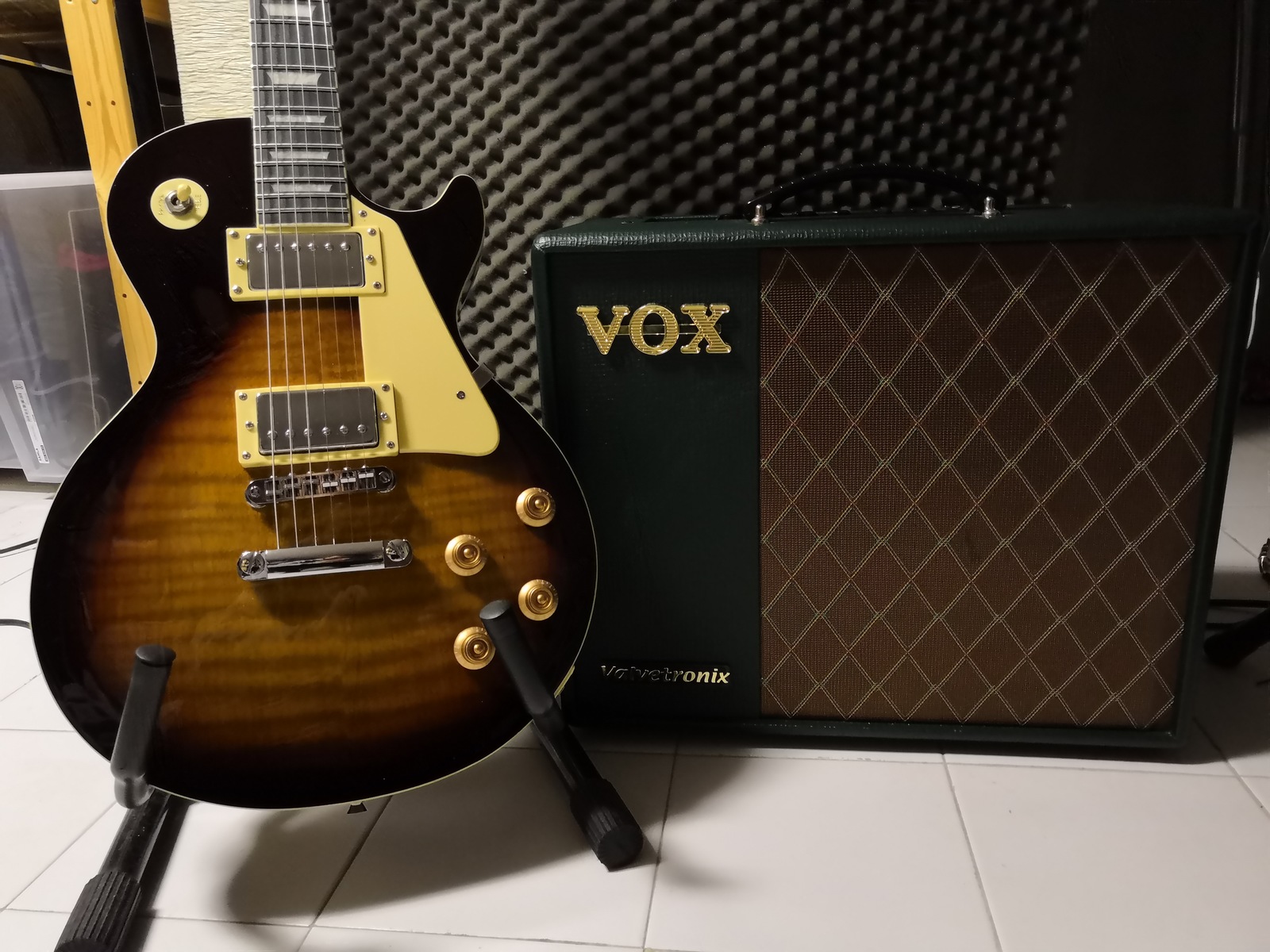 Eko Amp Rig by eugy_paltrinieri featuring Eko Les Paul VL-480 and Vox Valvetronix VT40X 40W 1x10 Guitar Modeling Combo Amp