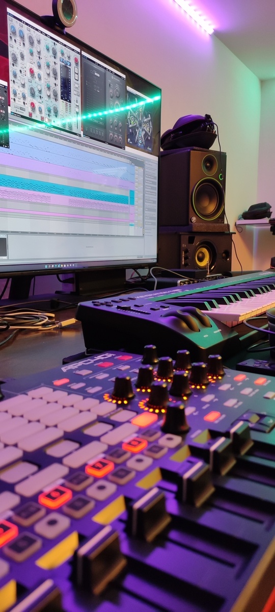 Electronic Studio Setup by luis_dj featuring Akai Professional APC40 MKII, M-Audio Keystation 49 MK3, and Hercules XPS 2.0 80 DJ Monitor Speakers Pair and 1 more piece of gear