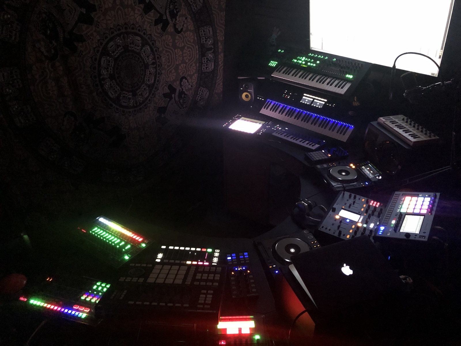 Electronic Studio Setup by ultraworld featuring KRK ROKIT 5 G3 Studio Monitor, Native Instruments Maschine Studio, and Roland TR-808 Rhythm Composer and 13 more pieces of gear