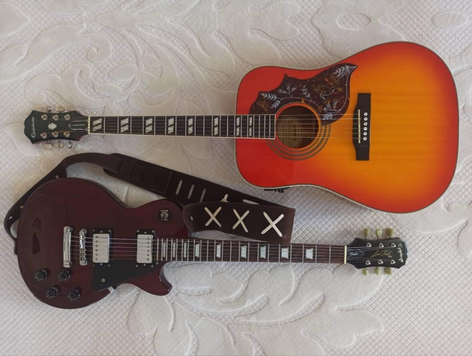 Music Gear Setup by hakanbaysal featuring Epiphone Modern Collection Hummingbird PRO and Epiphone Limited Edition Les Paul Studio Deluxe Electric Guitar