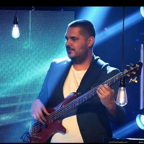 Photo of Warwick Streamer Stage II in a bass, amplifier, and live