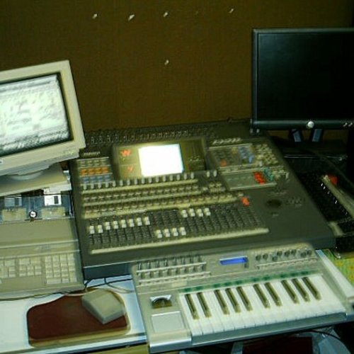 Photo of Atari 1040 ST and more gear in a studio