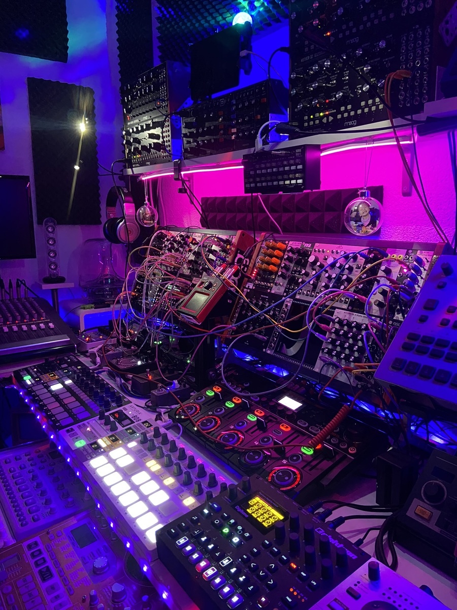 Electronic Studio Setup by benjaminalvarezbarreiro featuring Arturia BeatStep Pro, Arturia BeatStep Pro Black Edition, and Elektron Digitone and 12 more pieces of gear