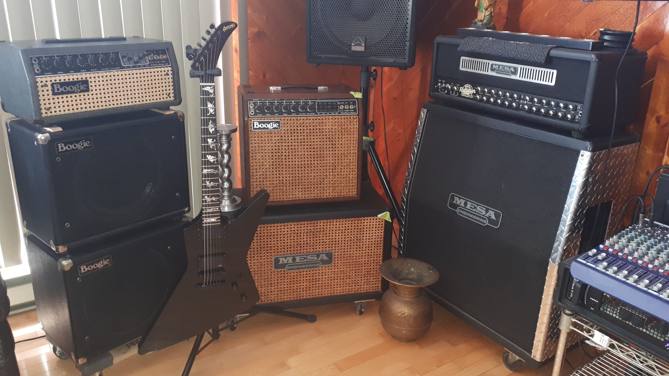 antonio_guitars_official's music gear photo