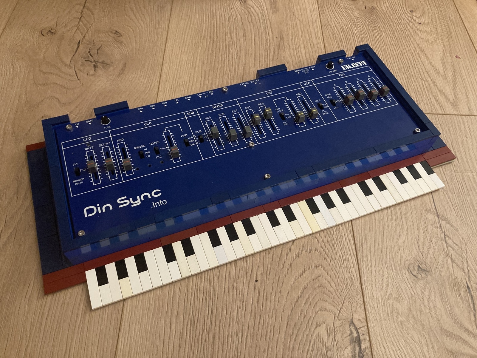 Synth Setup by mokkamonkey featuring DinSync Gilbert