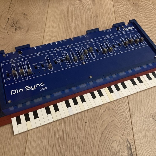 Photo of DinSync Gilbert in a synths
