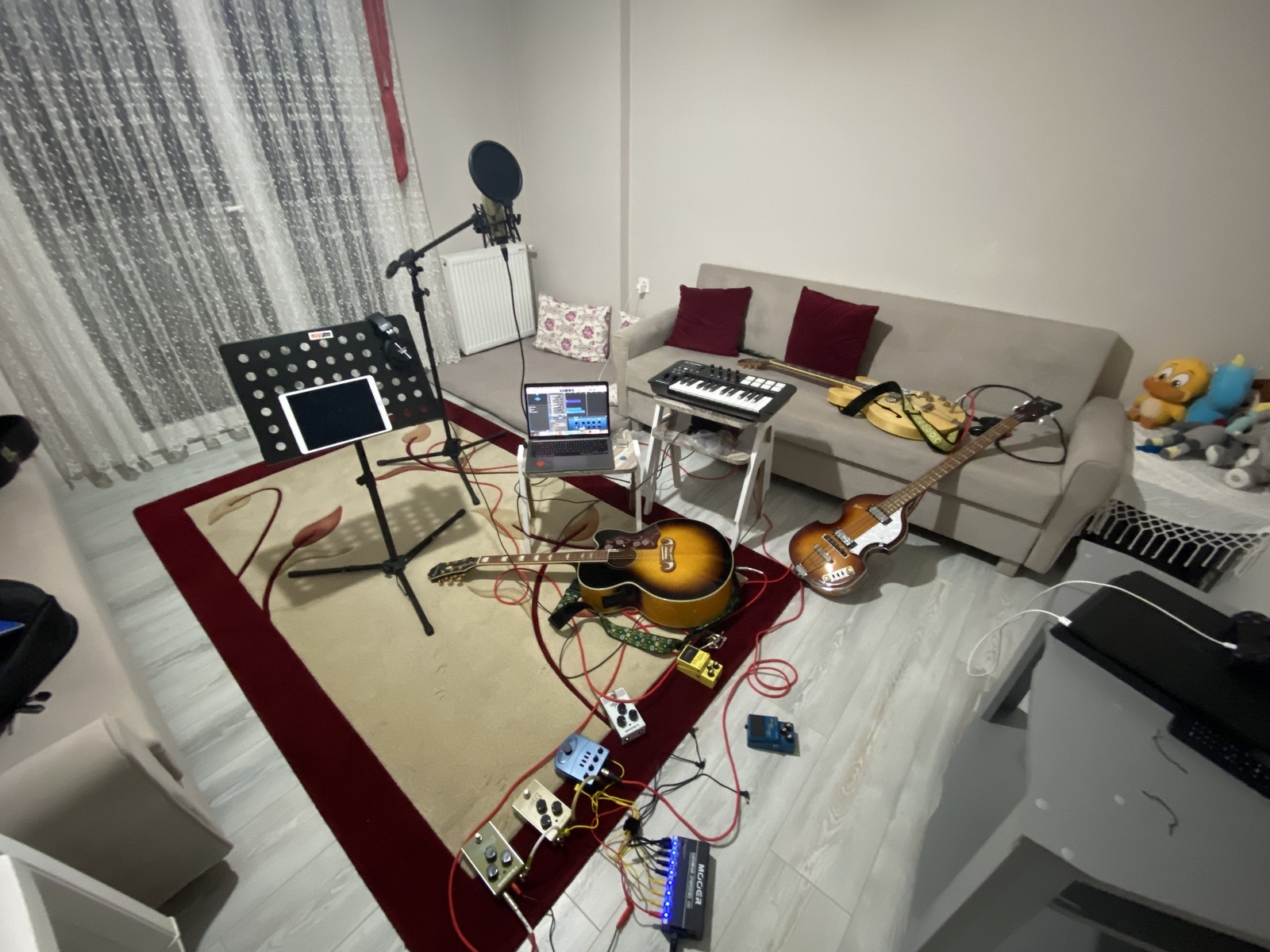 Music Gear Setup by ugur_kozbey featuring Epiphone Casino, Epiphone EJ-200SCE, and Höfner 500/1 Ignition and 10 more pieces of gear