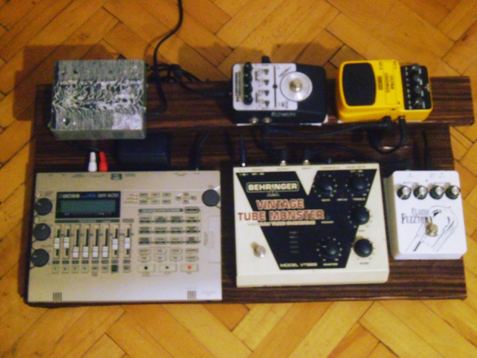 Behringer Pedalboard by thelynchist featuring Behringer VT999 Vintage Tube Monster, Behringer UC200 Ultra Chorus, and Artec FZT-1 FUZZTOWN and 2 more pieces of gear