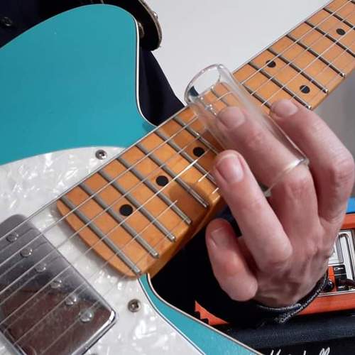Photo of Reverend Rocco and more gear in a guitar and closeup