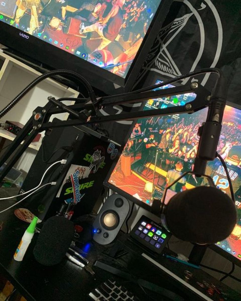 Electronic Studio Setup by gino_the_maggot featuring Focusrite Scarlett Solo 2nd Gen, Shure SM7B, and Innogear Microphone Pop Filter and 2 more pieces of gear