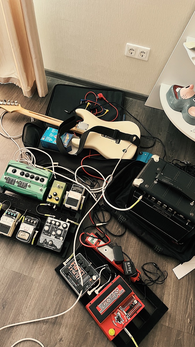 Pedalboard by gigsucker featuring Fender Mexican Standard Stratocaster, EarthQuaker Devices Data Corrupter, and Line 6 DL4 Delay Modeler and 3 more pieces of gear
