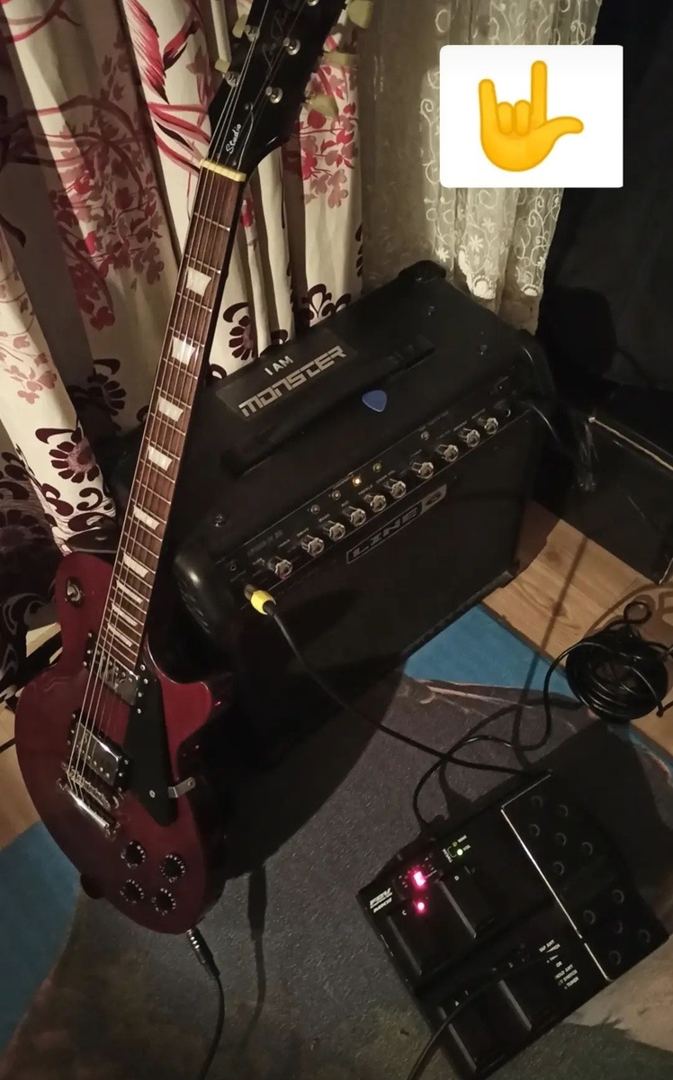 Line 6 Pedalboard by hakanbaysal featuring Epiphone Limited Edition Les Paul Studio Deluxe Electric Guitar, Line 6 Spider IV 30 30W 1x12 Guitar Combo Amp, and Line 6 FBV Express Mk II and 1 more piece of gear