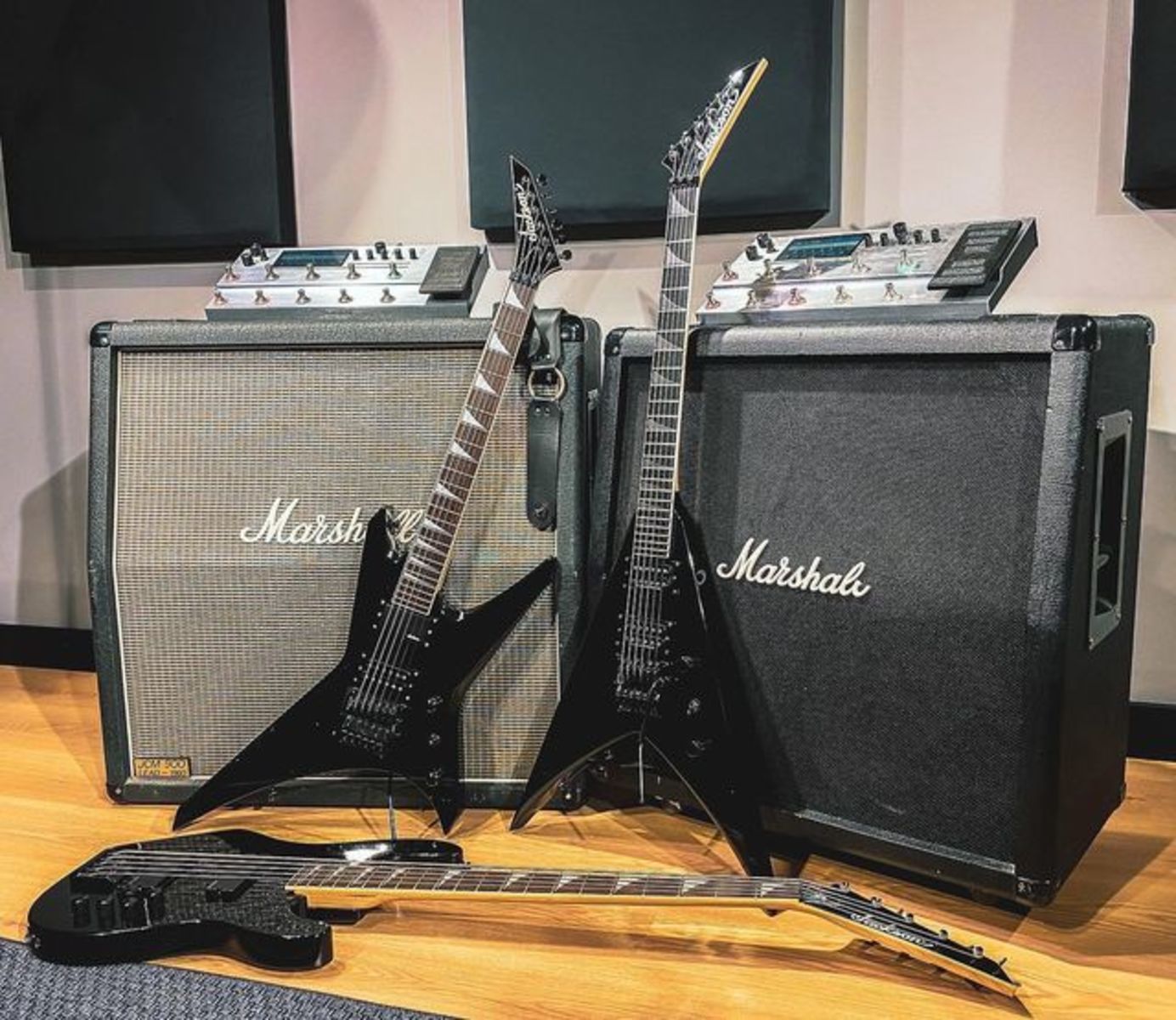 Metal Studio Setup by tolgasert featuring Jackson Warrior WRXT Japan, Jackson KVMG Pro V King, and Jackson X Series Ellefson Concert Bass CBXV 5 and 3 more pieces of gear