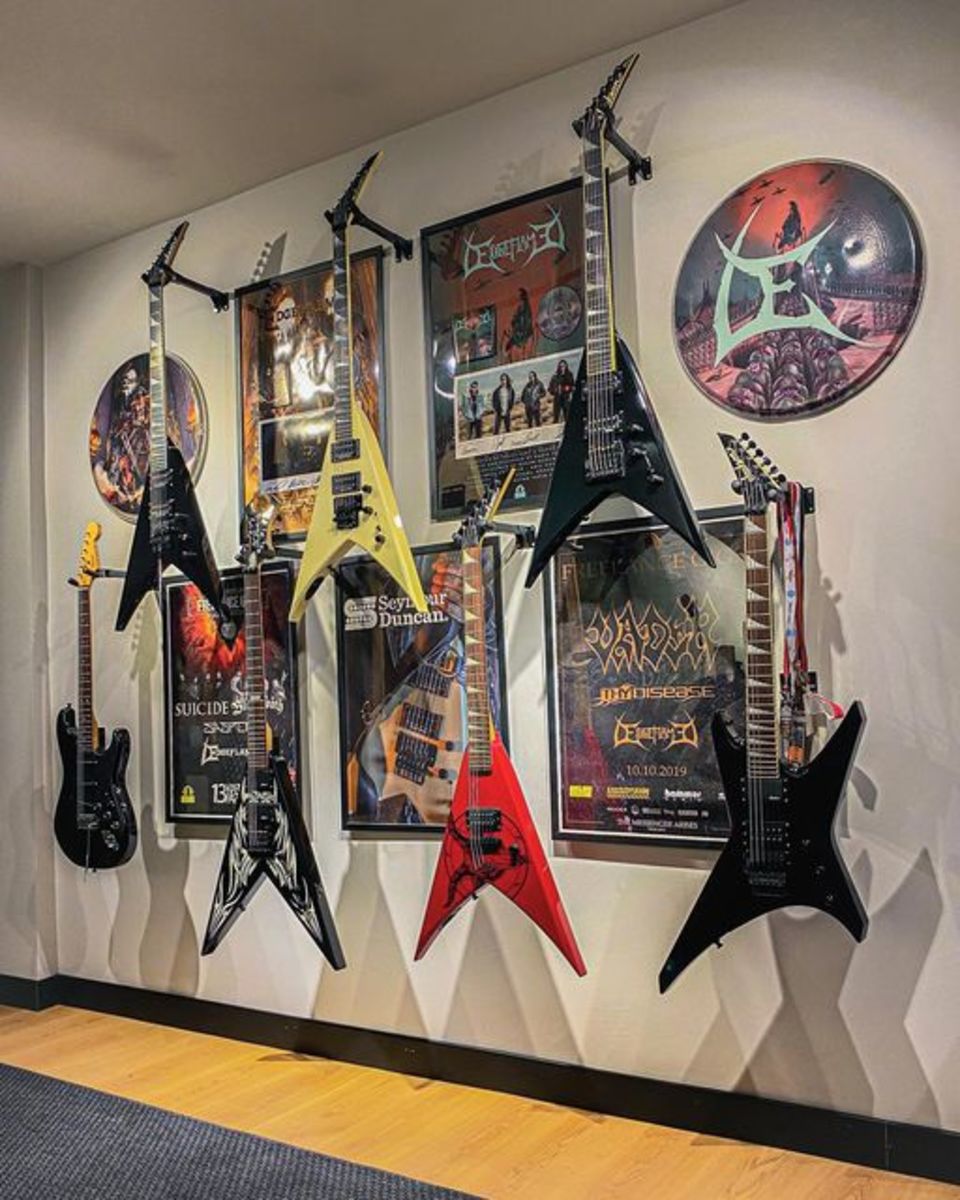 Metal Studio Setup by tolgasert featuring Squier Bullet Stratocaster SSS, Jackson KV Pro Dave Mustaine Signature, and B.C. Rich Kerry King Signature V Guitar and 4 more pieces of gear