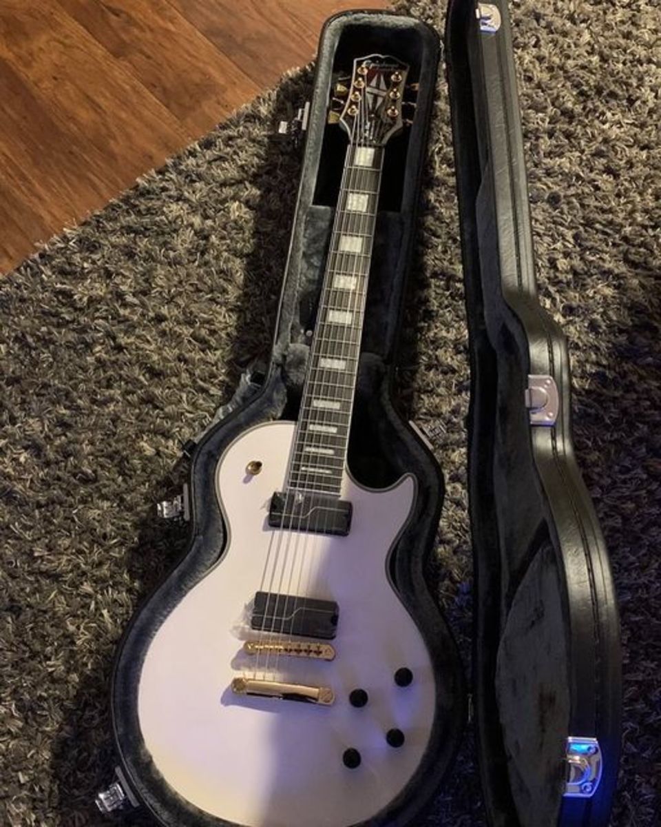 Studio Setup by earp featuring Epiphone Origins MKH Les Paul Custom 7