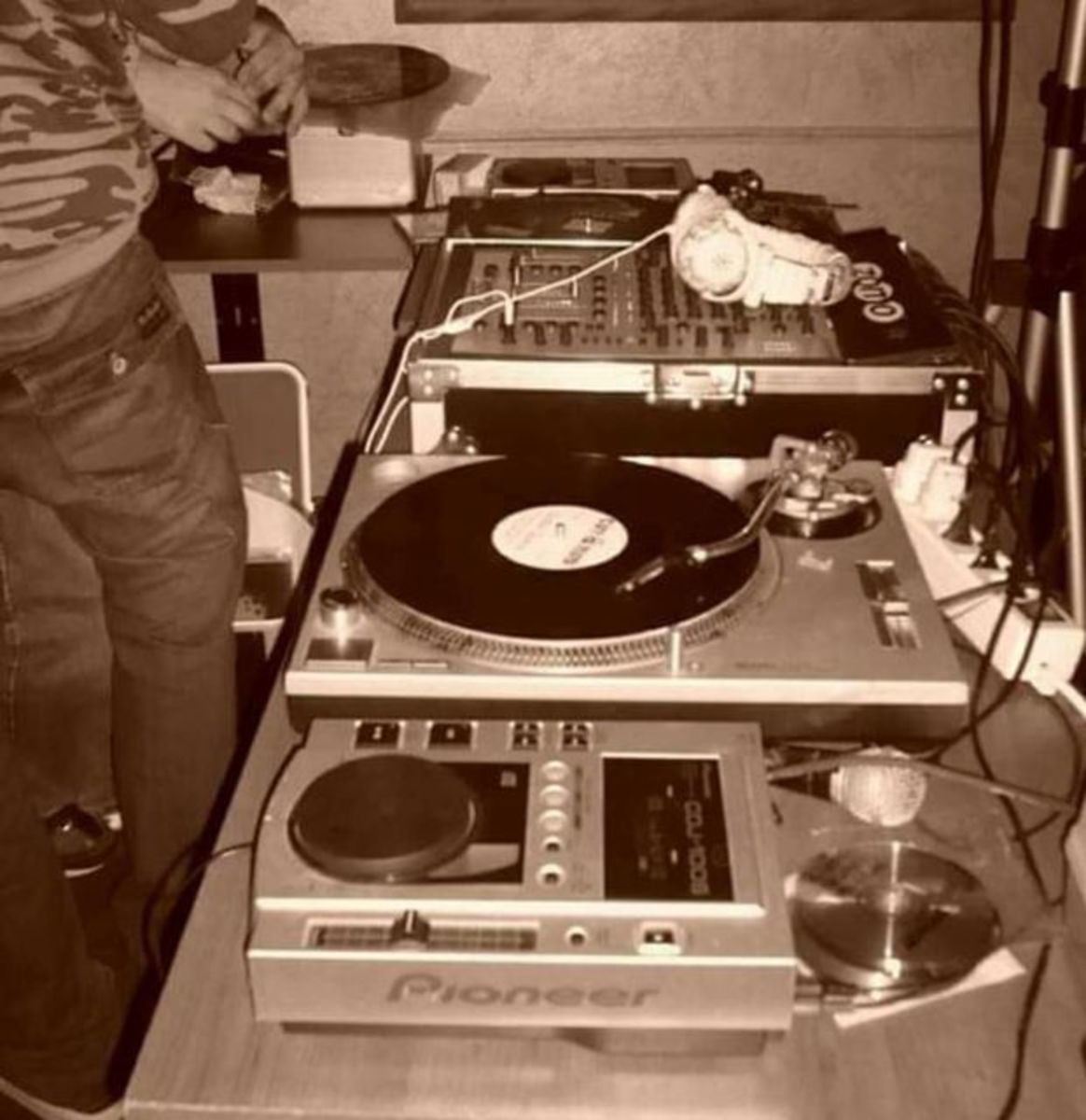 Electronic DJ Setup by madt3o featuring Allen & Heath Xone:92 6 Channel DJ Mixer, Technics SL-1200MK2 Turntable, and Pioneer CDJ-100