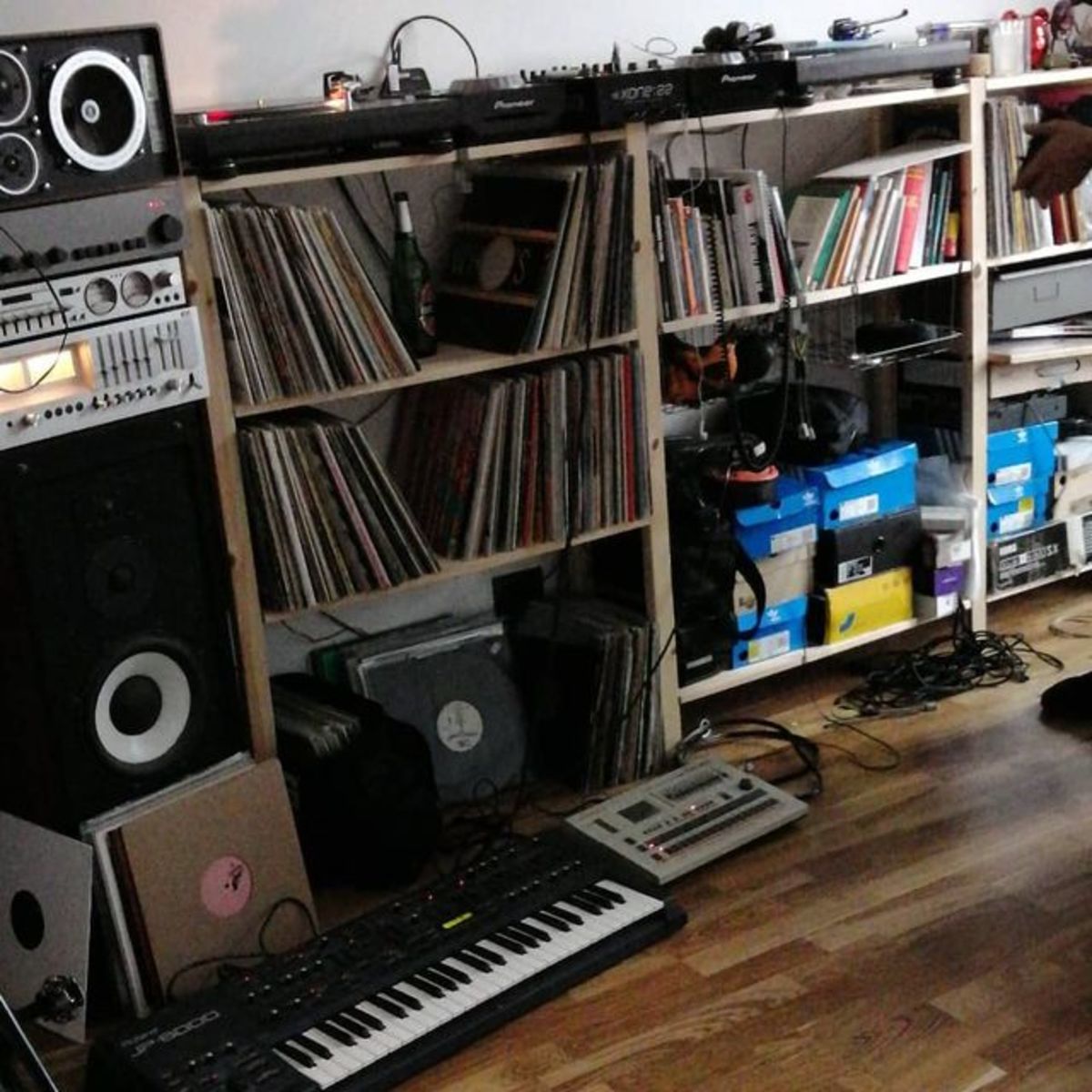 Electronic DJ Setup by scassomusic featuring Roland JP-8000 Synthesizer, Roland TR-707 Rhythm Composer, and Technics SL-1200MK2 Turntable and 2 more pieces of gear