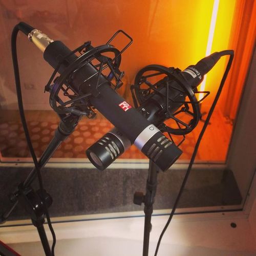 Photo of sE Electronics sE5 in a studio and signal chain
