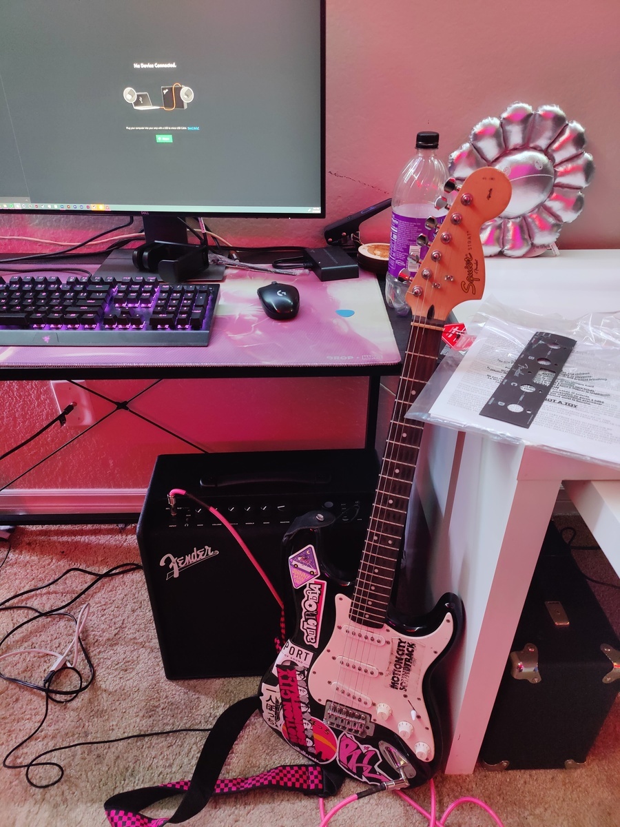 Squier Amp Rig by enderssb featuring Fender Mustang LT50 and Squier Affinity Series Stratocaster