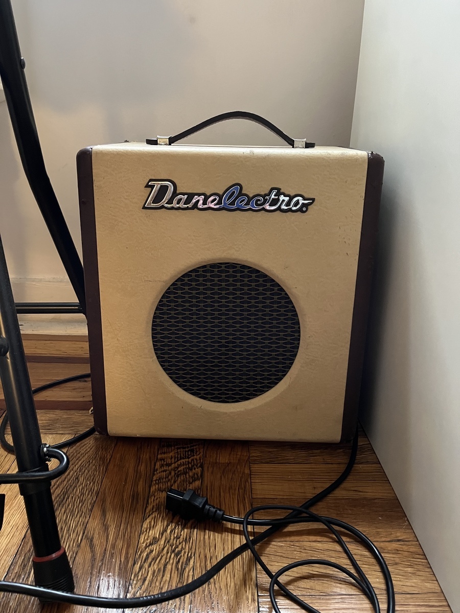 Amp Rig by melkingwrites featuring Danelectro Nifty 70
