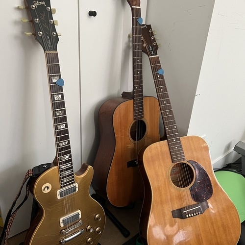 Photo of Gibson Blue Ridge and more gear in a guitar