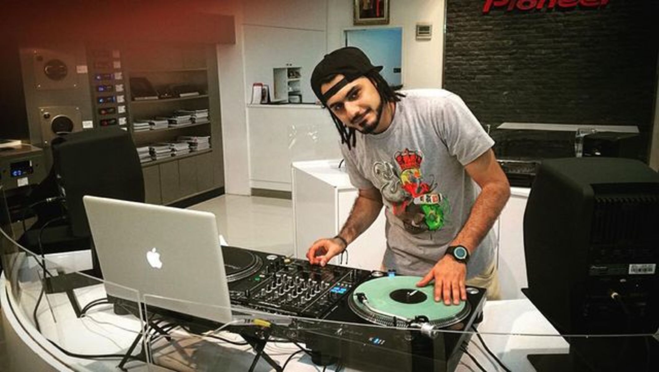 Electronic DJ Setup by djsadcat featuring Pioneer PLX-1000
