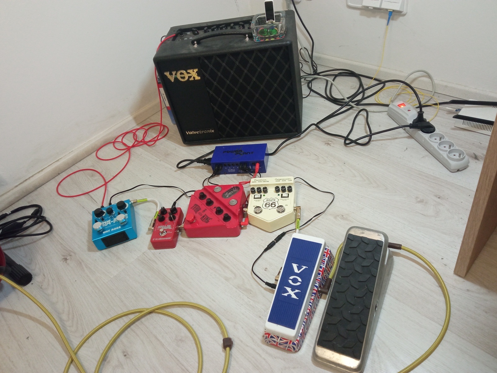 Pedalboard by roman_sturisom featuring Vox VT20X 20W 1x8 Guitar Modeling Combo Amp, Dunlop DVP1 Volume Pedal, and VOX V847-AUJ Union Jack and 4 more pieces of gear