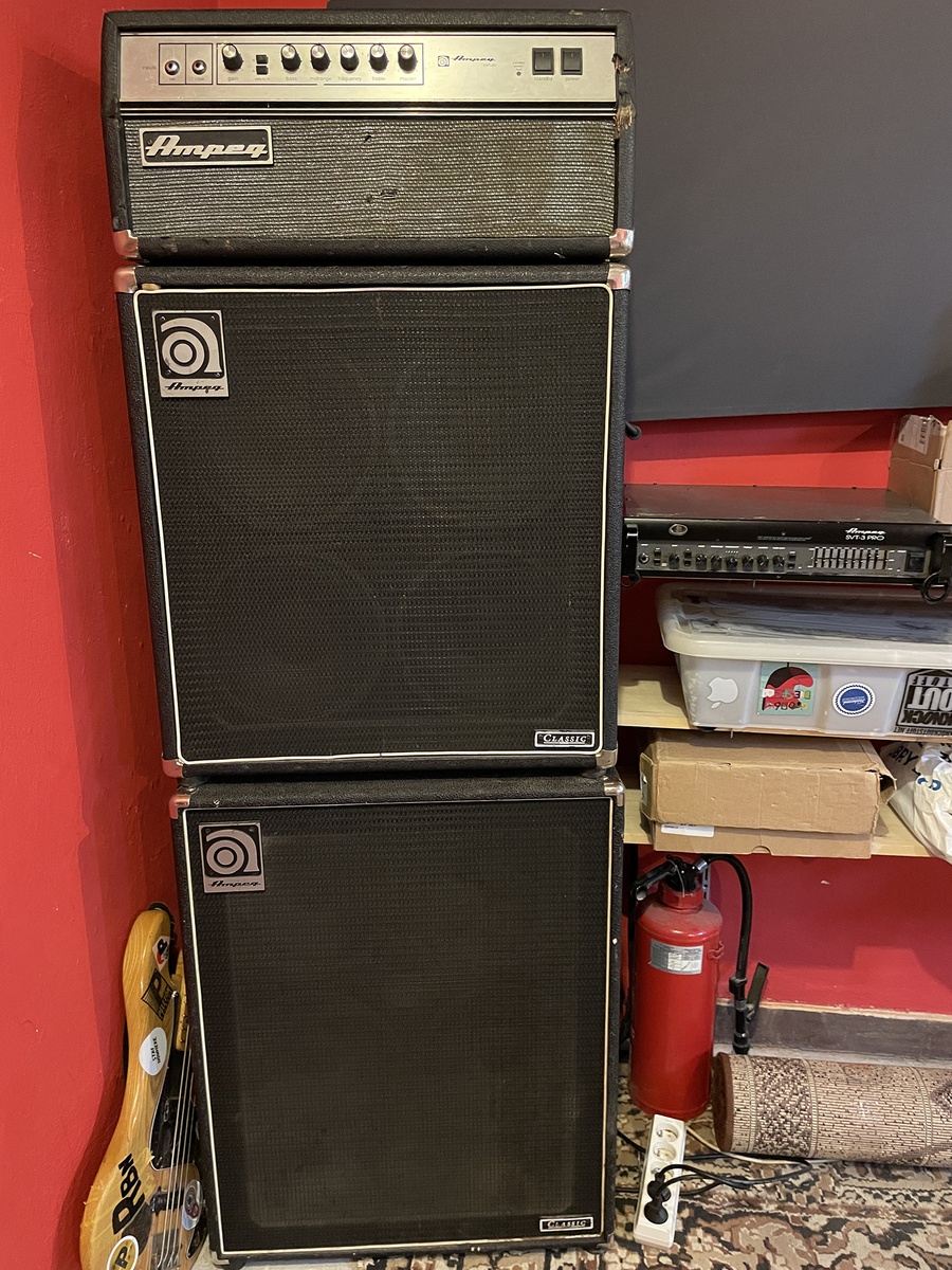 Amp Rig by pablo_holeff featuring Ampeg SVT-AV Tube Bass Head, Ampeg Classic Series SVT-410HE Bass Enclosure, and Ampeg SVT-410HLF Classic Series Bass Cabinet and 1 more piece of gear