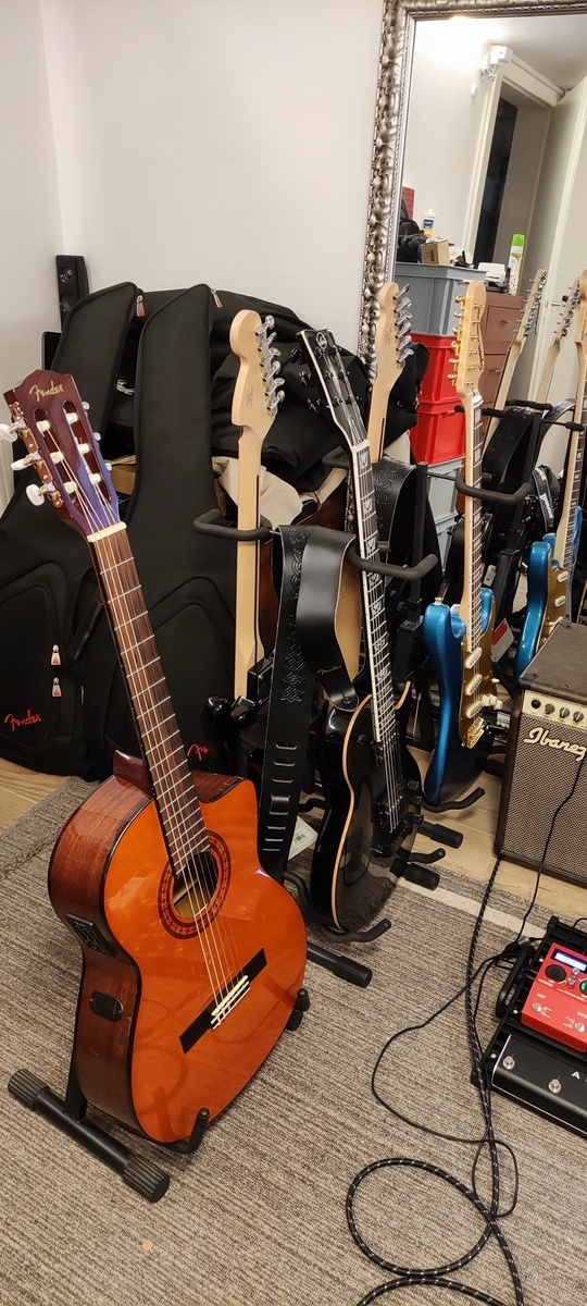 Studio Setup by luis_dj featuring Visions In Guitars VGS Eruption Pro Evertune BBF E-Gitarre, Squier 40th Anniversary Gold Edition Stratocaster, and Fender CG-4CE Nylon Classic Electric Cutaway, Natural