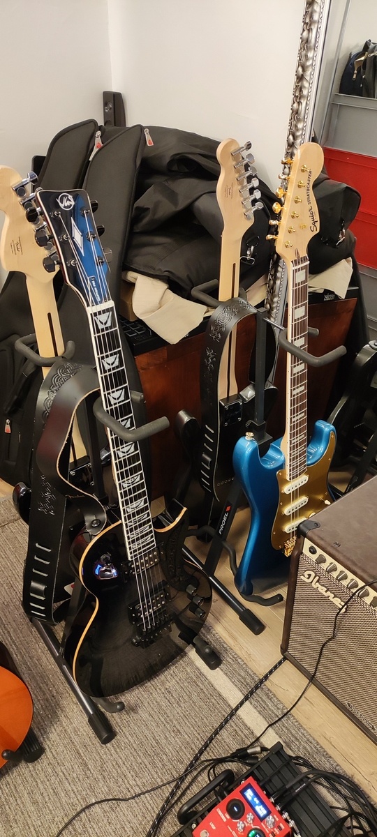 Studio Setup by luis_dj featuring Visions In Guitars VGS Eruption Pro Evertune BBF E-Gitarre, Squier 40th Anniversary Gold Edition Stratocaster, and Ibanez Troubadour TA35