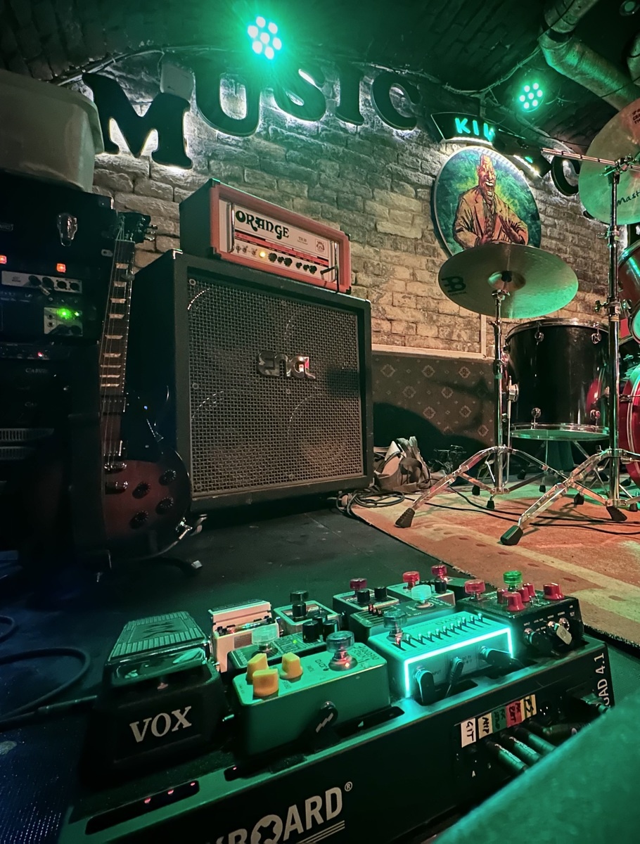 Pedalboard by laszlo_berta featuring Orange Amplifiers TH30H 30W Tube Guitar Amp Head, Engl E412SG-BK Guitar Speaker Cabinet, and Gibson Les Paul Studio and 12 more pieces of gear