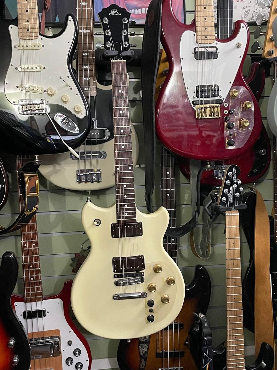 Music Gear Setup by bubbajones featuring Roland G-303 Synthesizer Guitar and Roland G 202