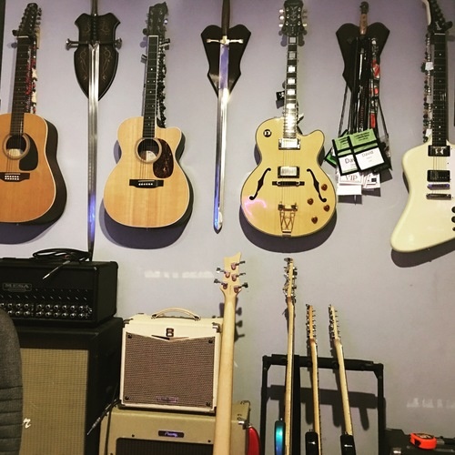 Photo of Gibson Firebird Studio and more gear in a guitar
