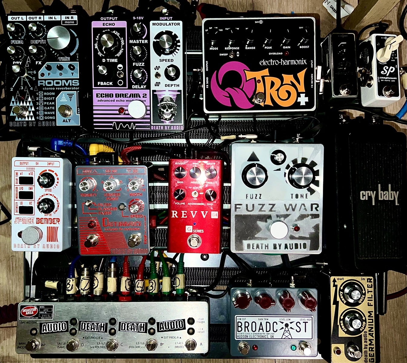 Country Pedalboard by jk47 featuring Death By Audio Fuzz War, Electro-Harmonix Q-Tron Plus, and Death By Audio Echo Dream 2 and 11 more pieces of gear