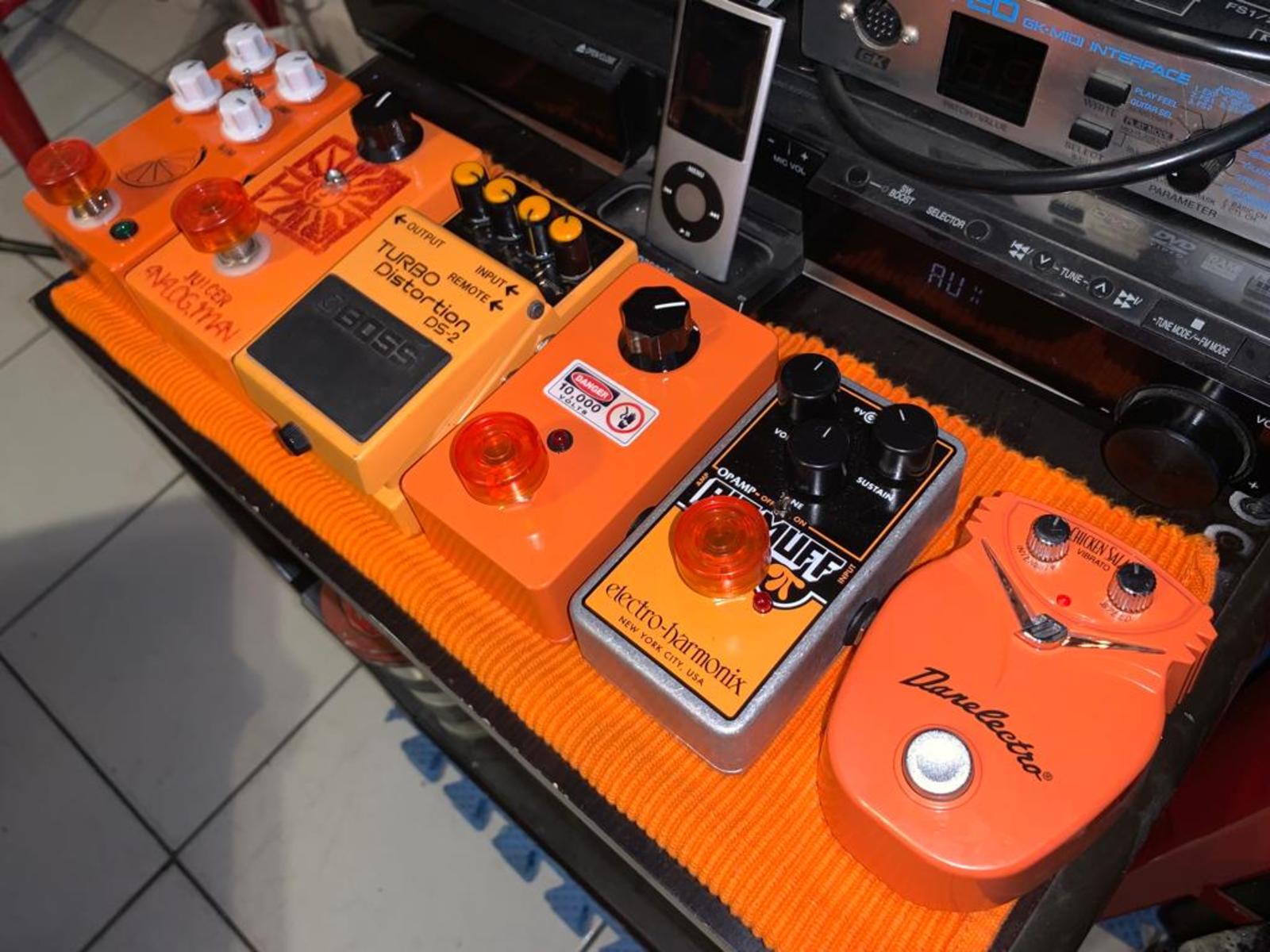 Pedalboard by andreberaldino featuring JHS Pulp N' Peel V4, Analog Man Juicer, and Boss DS-2 Turbo Distortion and 3 more pieces of gear
