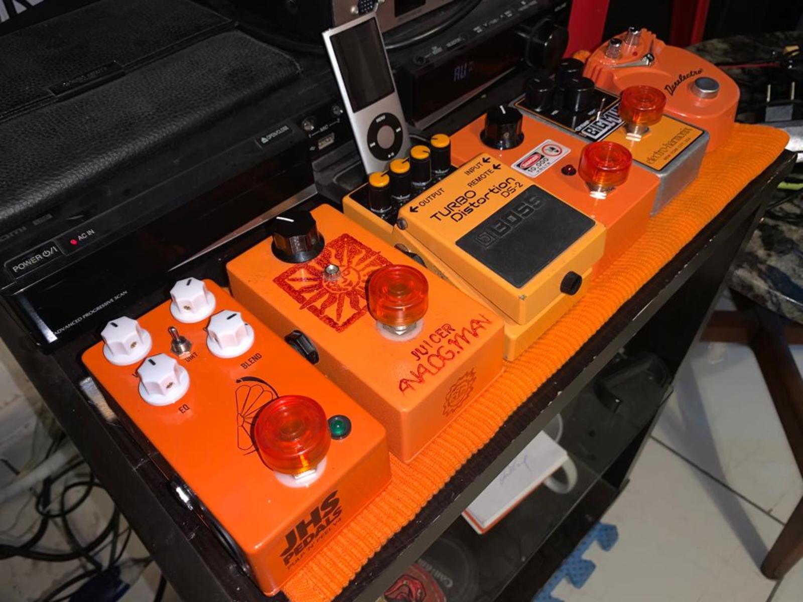 Pedalboard by andreberaldino featuring JHS Pulp N' Peel V4, Analog Man Juicer, and Boss DS-2 Turbo Distortion and 4 more pieces of gear