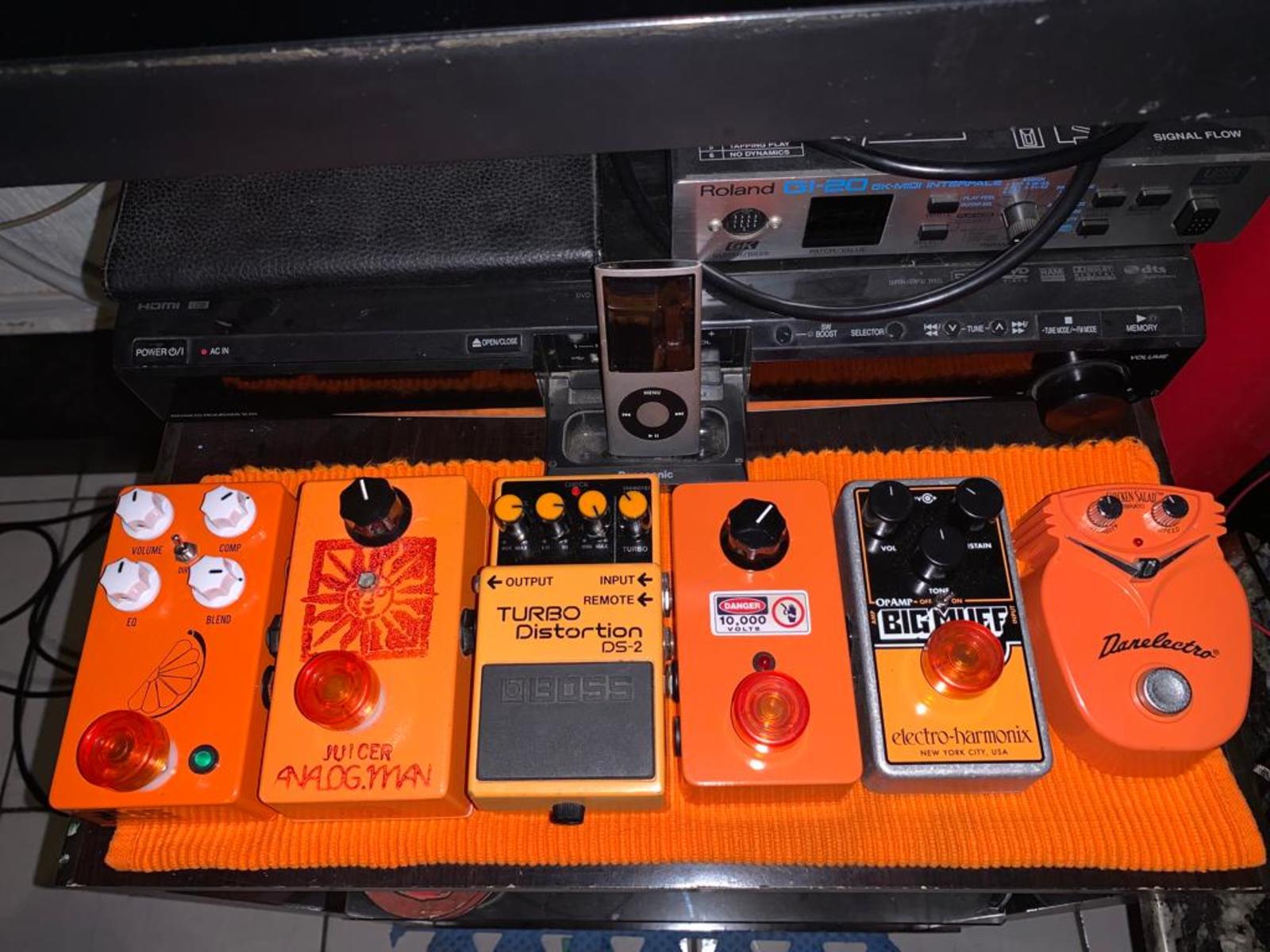 Pedalboard by andreberaldino featuring Roland GI-20, JHS Pulp N' Peel V4, and Analog Man Juicer and 4 more pieces of gear
