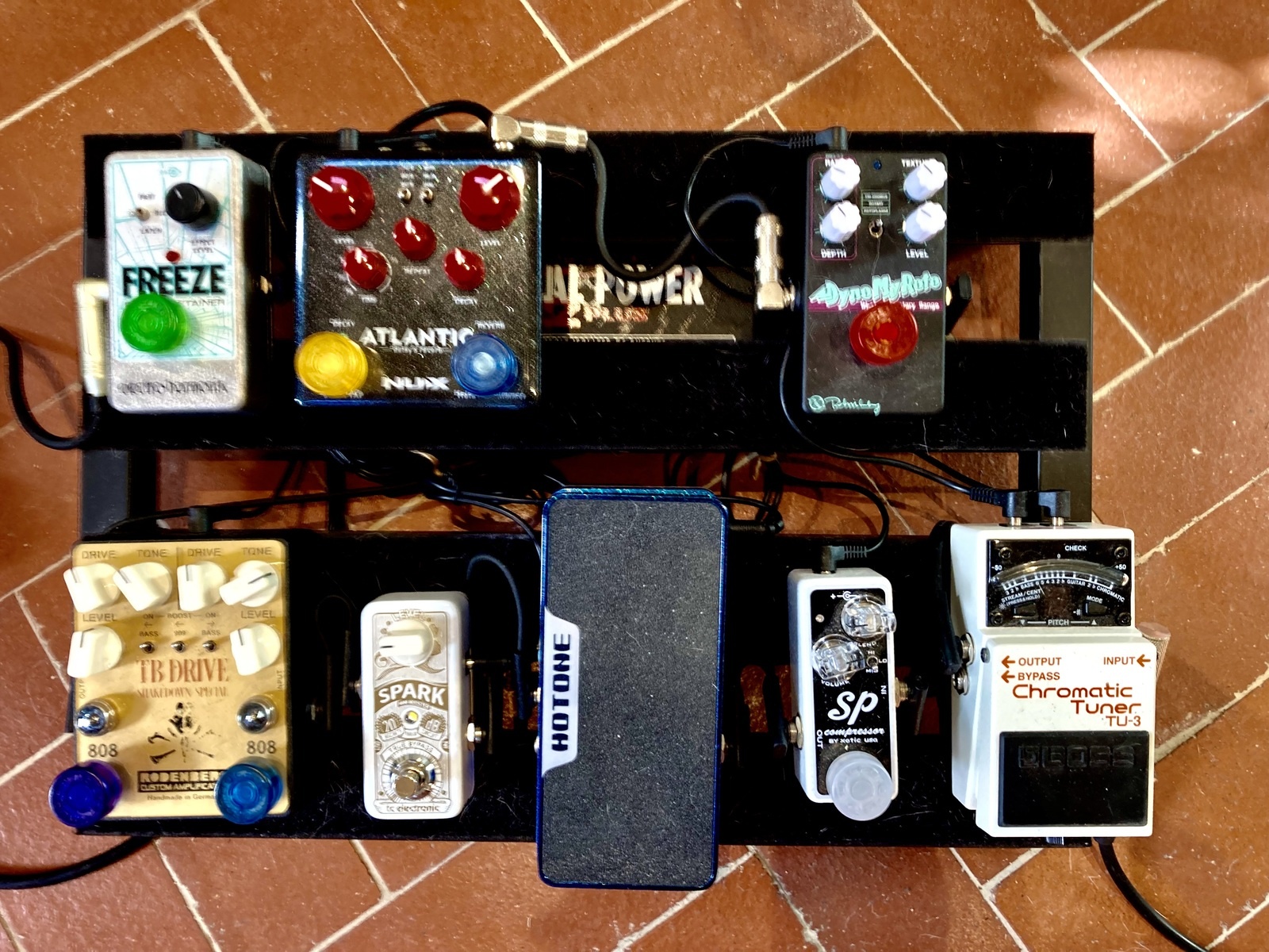 Pedalboard by siliconcarne featuring Electro-Harmonix Freeze Sound Retainer