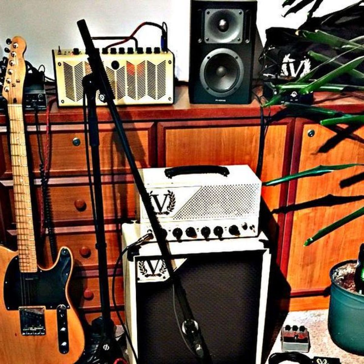 Victory Pedalboard by bernhardgabriel featuring Fender Lite Ash Telecaster and Victory Amplification V40 Duchess