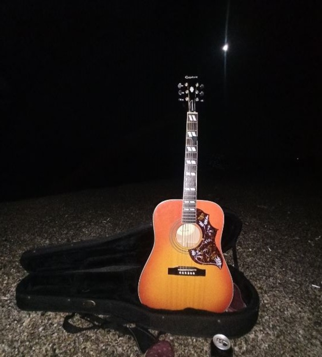 Epiphone Music Gear Setup by hakanbaysal featuring Epiphone Modern Collection Hummingbird PRO and D'Addario EZ910 85/15 Bronze Acoustic Guitar Strings Light 11-52
