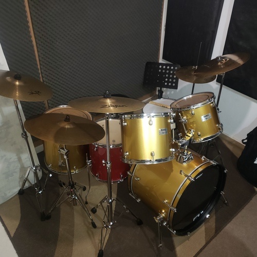 Photo of Zildjian ZBT 16'' Crash and more gear in a drums