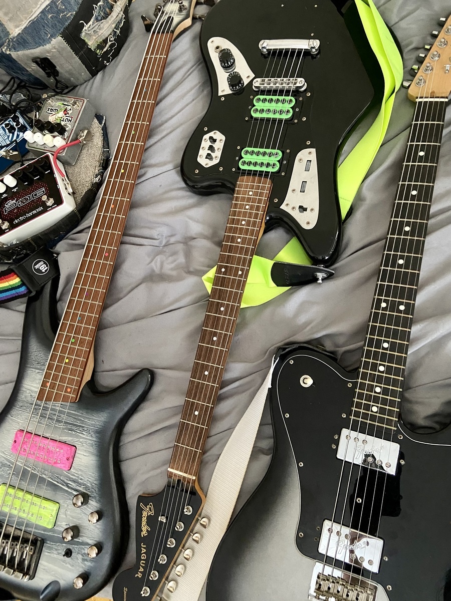 Electro-Harmonix Pedalboard by romalane featuring Ibanez SR305 Bass, Electro-Harmonix Soul POG, and Electro-Harmonix Hot Wax and 2 more pieces of gear