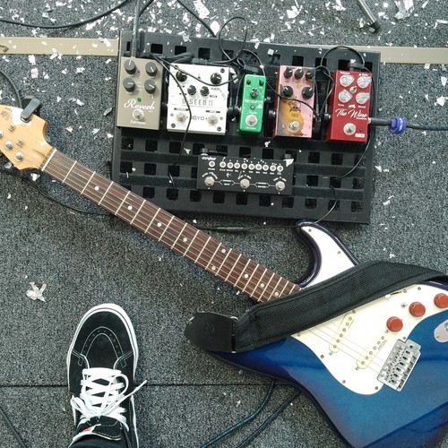 Photo of Memphis MG22 and more gear in a pedalboard, guitar, and live