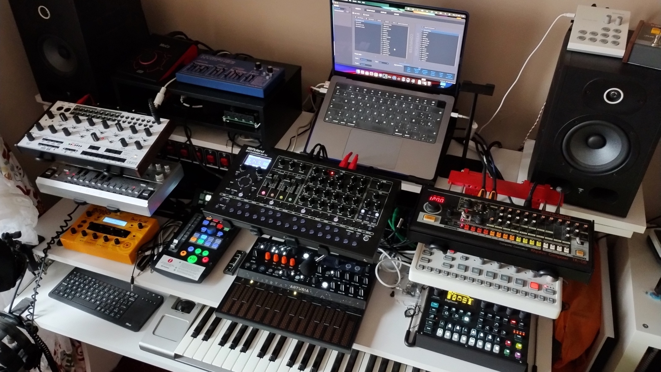Electronic Synth Setup by saulplaza featuring Roland Sh-4D Compact Desktop Synthesizer, Arturia MicroFreak, and Elektron Digitone and 7 more pieces of gear
