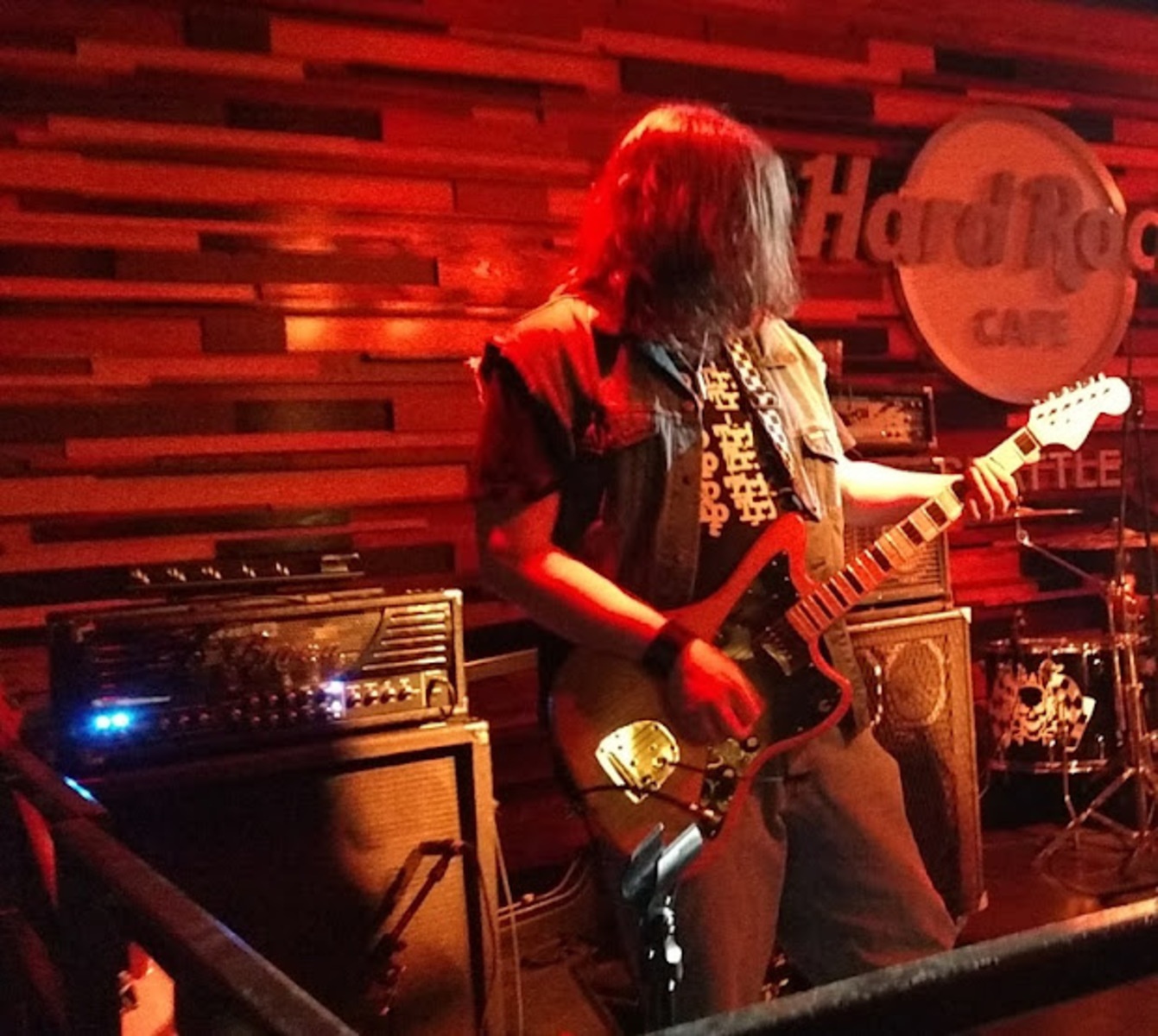 Music Gear Setup by creepingnet featuring 2010 Jacobsen/Robedeau "Fender" Jazzmaster/Panther LS Prototype, Bugera 333XL, and Peavey 412 (Straight/Vintage)
