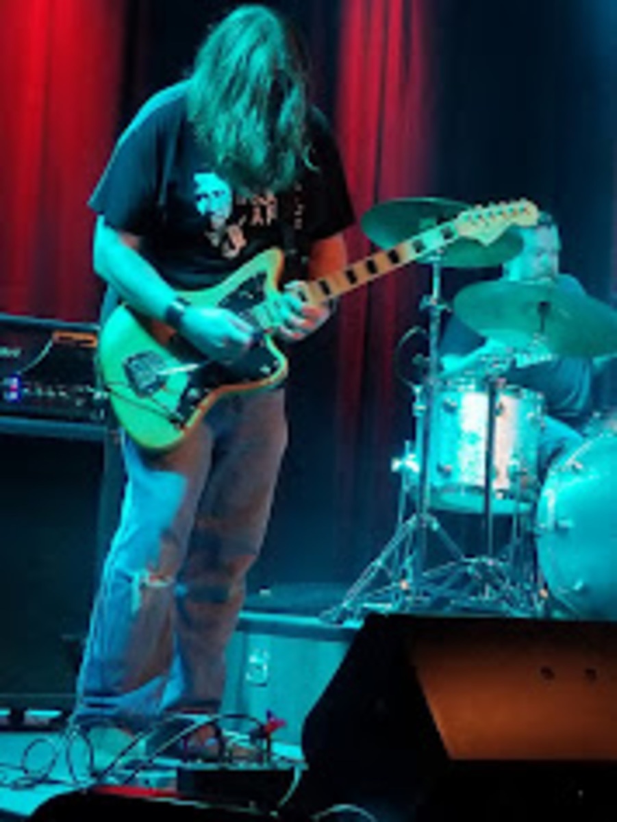 Music Gear Setup by creepingnet featuring 2010 Jacobsen/Robedeau "Fender" Jazzmaster/Panther LS Prototype, Bugera 333XL, and Peavey 412M (Straight Cab)